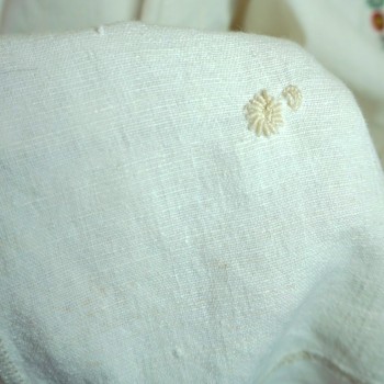 Traditionelle rumänische Volkstracht aus Sălaj – Handgestickte Bluse (Größe M)