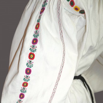 Traditionelle rumänische Volkstracht aus Sălaj – Handgestickte Bluse (Größe M)