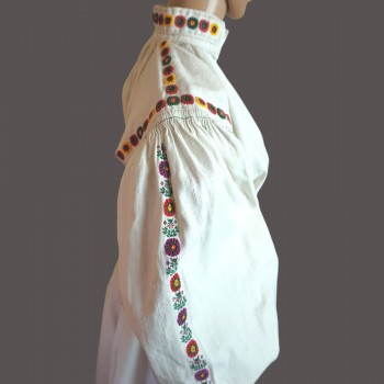 Alte traditionelle rumänische Tracht aus der Region Sălaj – Bluse, Rock und Schürze (Größe M)