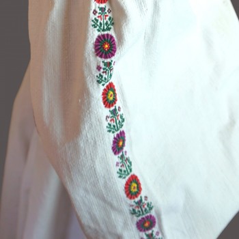 Alte traditionelle rumänische Tracht aus der Region Sălaj – Bluse, Rock und Schürze (Größe M)