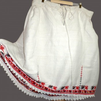 Fusta din canepa lucrata manual din Transilvania cu broderie in cruciulita rosie si neagra