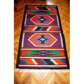 Håndvevd vintage ullteppe fra Transilvania – Geometriske mønstre på lilla bakgrunn (188 cm x 103 cm)