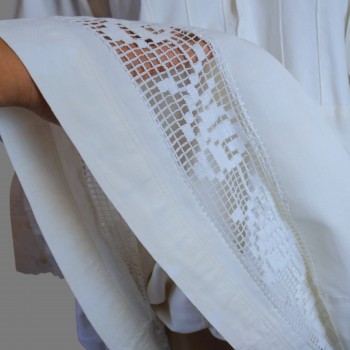 Vestido Tradicional con Mangas Acampanadas, Delantales de Lana y Cinturón Tejido