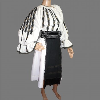 Authentic Vintage Romanian Folk Costume from Mărginimea Sibiului – Hand-Embroidered, Excellent Condition