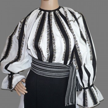 Rare Traditional Romanian Folk Costume from Sibiu–Valcea Region – Hand‑Embroidered Romanian Blouse with Skirt, Aprons & New Belt
