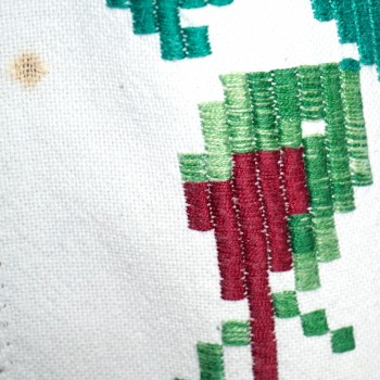 Vintage handbroderad duk från centrala Transsylvanien – 1960–70-talet