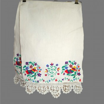 Vintage håndbroderet håndklæde fra Transsylvanien – Fugle og blomster – Over 60–70 år gammelt